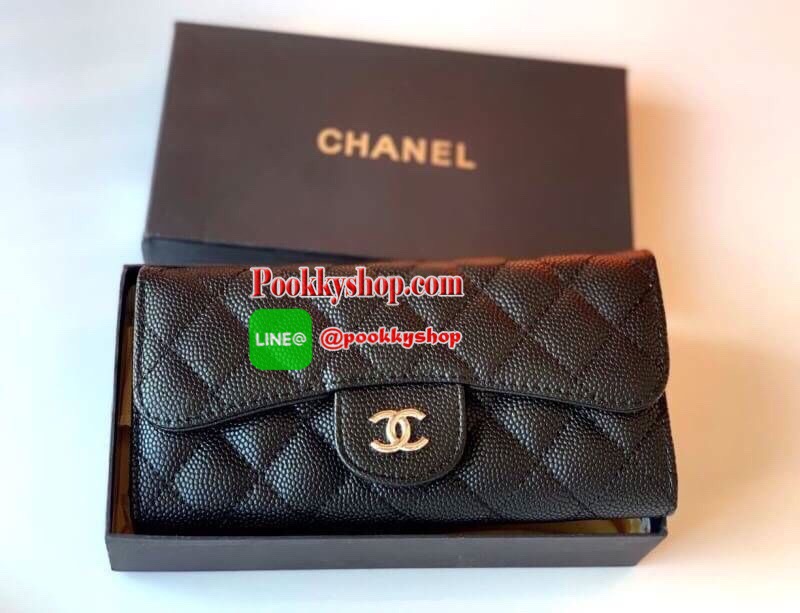 มาพร้อม ถุงผ้า กล่อง และ ถุงกระดาษ Chanel หนังคาเวียร์ สวยอยู่ทรงด้านหน้าประดับโลโก้แบรนด์สวยน่าใช้ เป็นกระเป๋าทรงยาวสามพับ ดูดีมีระดับใช้ได้ทุกโอกาส มีช่องใส่เยอะใธนบัตร2ช่องใส่บัตร12ช่อง และช่องซิปในอีก 1 ช่อง ปิดด้วยกระดุมแม่เหล็ก