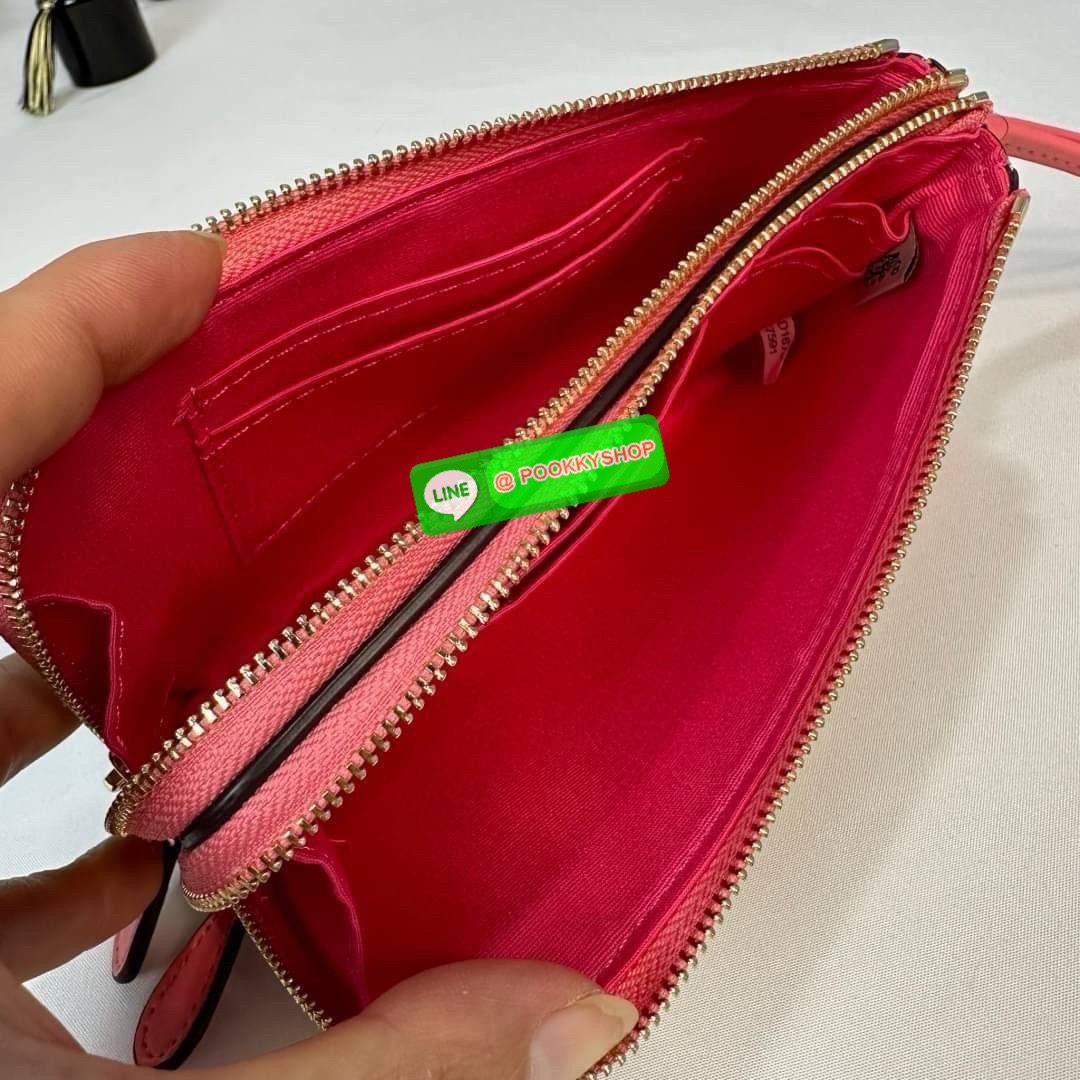 กระเป๋าคล้องมือ COACH 87591 DOUBLE CORNER ZIP WRISTLET IN SIGNATURE CANVAS (COACH 87591 ） กระเป๋าคล้องมือ2เซิปใหญ่ ลายCหนังและ ด้านในเป็นผ้า แบ่งเป็นช่องเล็กๆใส่เหรียญใส่แบงค์ใส่บัตร แล้วแต่จะใส่มีหลายช่อง ใส่โทรศัพท์ได้ทุกรุ่นพร้อมสายคล้องมือ