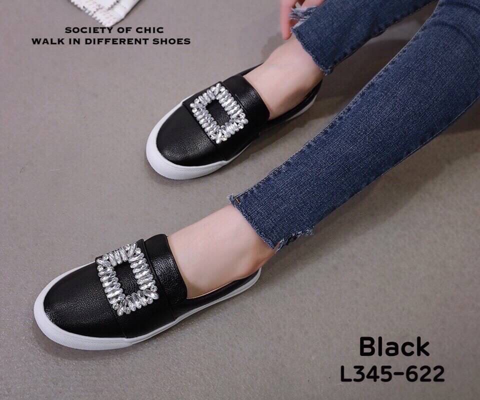 แบบขายดี‼️ รีพีทรอบที่ร้อย😅 ตอบโจทย์ได้ดีในวันที่ไม่อยากส้นสูง แต่ยังอยากดูกริบ เป๊ะปัง สไตล์เซเลป slipper งานใหม่สุดฮ็อต สวยชนชอป หนังนิ่ม แต่งอะไหล่เพชร เพิ่มความหรูดูแพงไปอีก พื้นนุ่มนิ่ม ให้ลุคคุณหนู สวยโดดเด่น ใส่ในเมือง หรือ เดินเล่นชิลๆก็เว