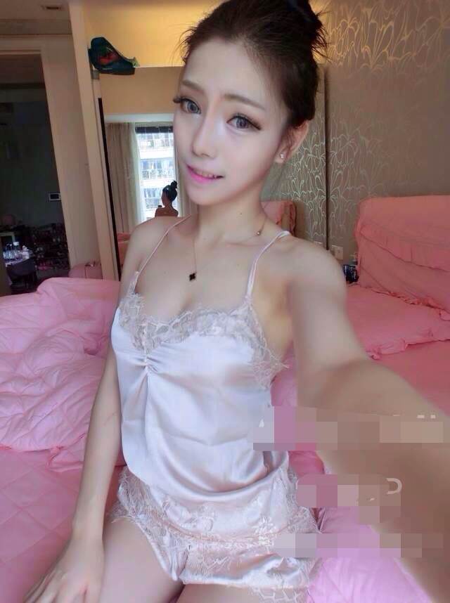 ชุดนอนเซ็กซี่ ชุดนอน ผ้า ไหมแท้ ชุดนอนกางเกง สีชมพูอ่อน แต่งลูกไม้ ช่วงคอเสื้อ ชายเสื้อและชายกางเกง แบบสวย ผ้าเกรดพรีเมี่ยม เนื้อดี ละเอียด นุ่มลื่น สวยมากๆคะ