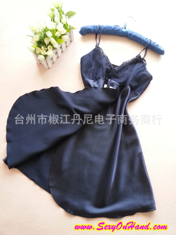 ชุดนอนผ้าไหม สายเดี่ยว แต่งลูกไม้ปัก เกรดพรีเมี่ยม สีน้ำเงินเข้ม เนื้อผ้าเกรดหรู ไฮโซสุดๆคะ