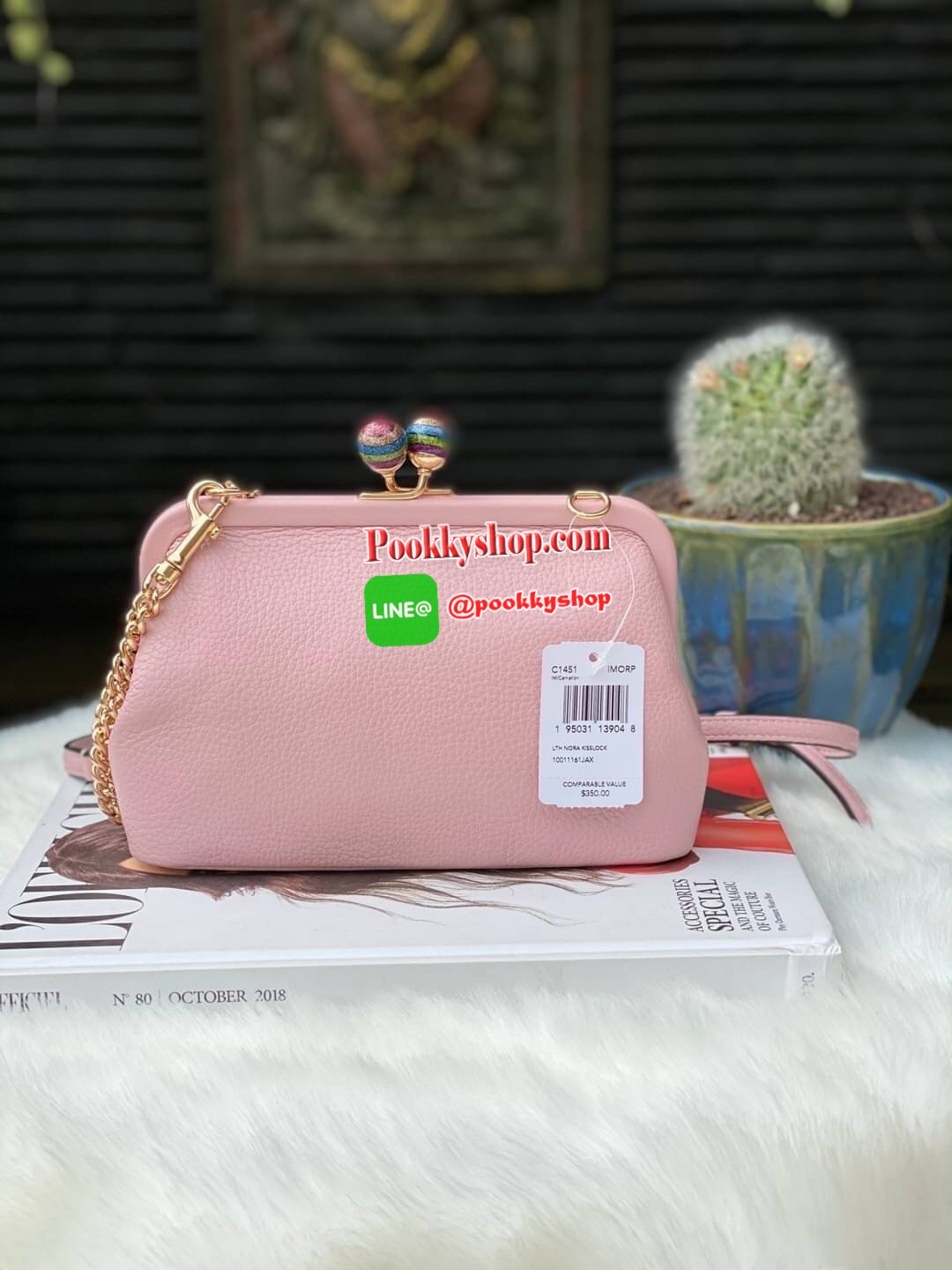 กระเป๋าสะพายข้าง COACH C1451 NORA KISSLOCK CROSSBODY วัสดุ Refined pebble leather and smooth leather ด้านในกระเป๋ามีช่องใส่ของเอนกประสงค์ สายคล้องกระเป๋าแบบถอดได้ 22 3/4 "สำหรับสะพายไหล่หรือสะพายข้าง