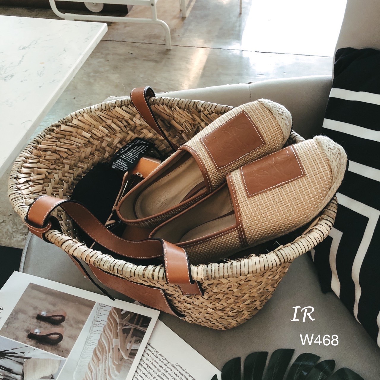 รีพีทแบบขายดี!!! พร้อมส่ง ปีนี้ ใครไม่รู้จัก Loewe คือพลาดมาก แบรนด์ดังจากเยอรมัน สวยมาก แกรนมาก น่ารักมาก ตอนนี้ งานสาน กระสอบคือปังมากคะ ปีนี้