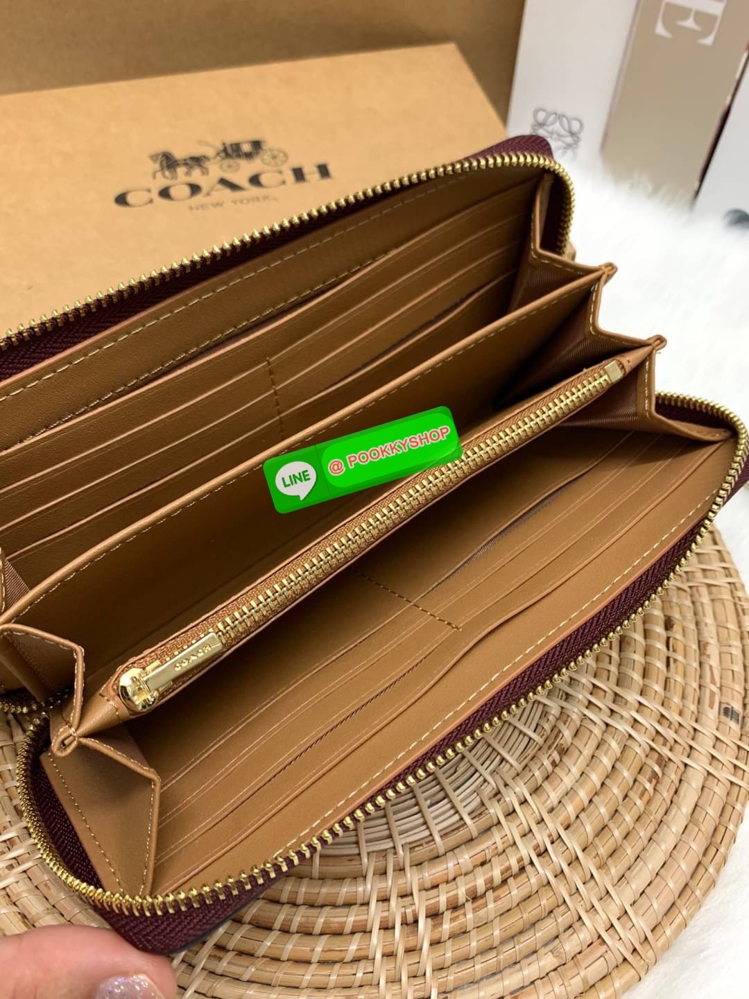 💥NEW IN!💥🌈สินค้าจำนวนจำกัด ห้ามพลาดจร้าา! COACH X PEANUTS LONG ZIP AROUND WALLET IN SIGNATURE CANVAS WITH VARSITY PATCHES ((C4598)) พร้อมส่ง น้องน่าใช้มากๆค่ะ! กระเป๋าเงินใบยาว แบบซิปรอบ มาพร้อมสายคล้องมือถอดออกได้หนึ่งสายค่ะ ด้านห