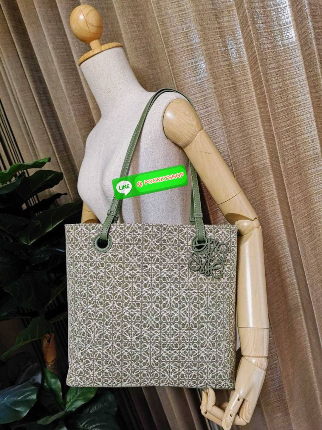 ✴️NEW ARRIVAL!✴️LOEWE ANAGRAM TOTE BAG VIP GIFT WITH PURCHASE GWP พรีเมี่ยมกิ๊ฟ Limited จาก LOEWE PERFUME DUTYFREE ไอเท็มใหม่! ดีไซน์สวยคงเอกลักษณ์ด้วยวัสดุ Anagram Canvas Jacquard Fabric ผสมผสานหนังแท้ Calfskin ลงตัวสุดคลาสสิค ขนาดกำลังดี น