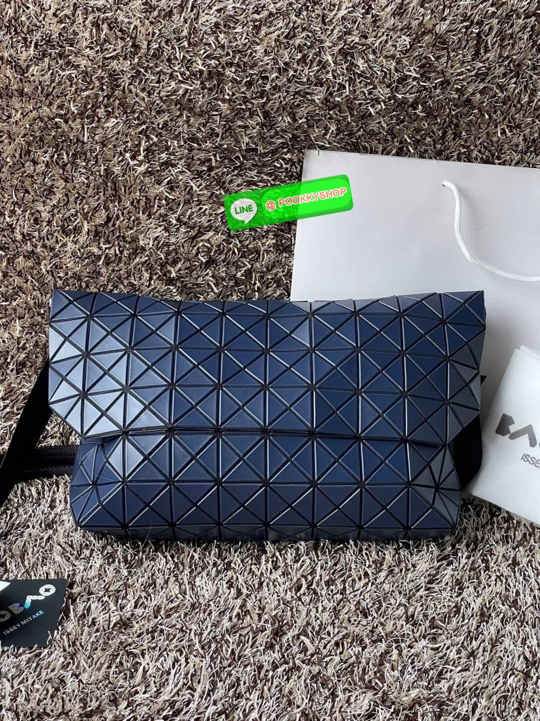 💕Baobao Issey Miyake Prism Sac ชาวมินิมอลทั้งชายและหญิงต้องถูกใจรุ่นนี้ เพราะ Prism Sac เป็นกระเป๋าแบบ unisex ที่มาพร้อมกับความเรียบง่ายของวัสดุเนื้อแมตต์ แต่ให้ลุคสไตล์เท่แบบคูลๆ โดดเด่นด้วยดีไซน์ที่ออกแบบมาให้ใช้งานที่ง่าย ตอบโจทย์ทุกสถานการณ์ฝา