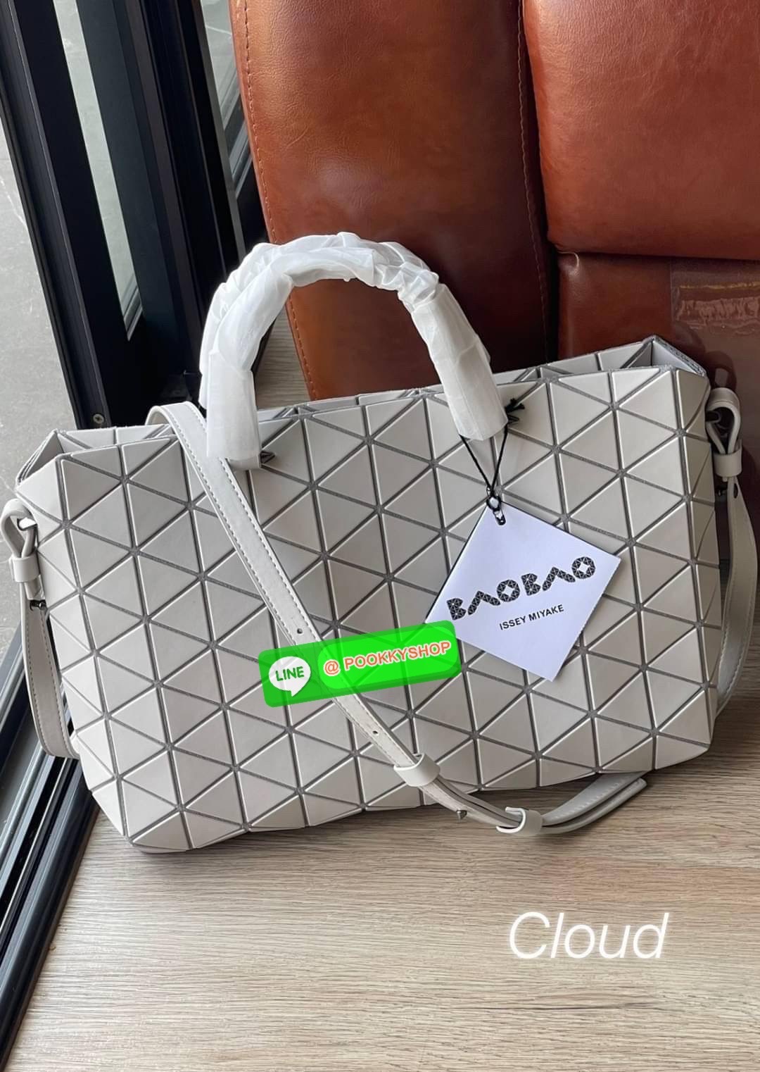 💕BAO BAO ISSEY MIYAKE TONNEAU เป็น ซีรีย์ที่มีเอกลักษณ์เฉพาะตัว ด้วยแผ่นสามเหลี่ยมที่มีสัญลักษณ์เท่ากันทุกด้าน และยังผสมผสานงานดีไซน์ อันสง่างามเท่ากับฟังก์ชั่น การใช้งานสุดพิเศษ โดยมีจุดเด่นที่ซิปด้านบน สำหรับเปิดปิดและมีสายสะพายไหล่ ที่สามารถถอด