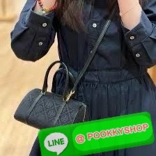 💙ToryBurchMiniBostonBag 🖤💫 • รุ่น: Mini Boston Bag จากแบรนด์ Tory Burch — ลักษณะทรง Boston น้ำหนักเบา มีหูจับด้านบน + สายสะพายแบบปรับได้ในบางรุ่น ใช้หนังหรือผสมวัสดุต่างๆ ตามรุ่นย่อย.