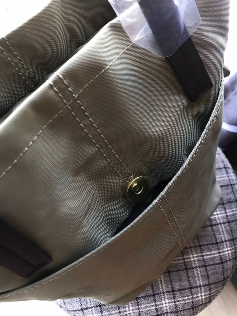 Anello & Legato Largo Mini Tote Shoulder Bag ( LJ-3071) กระเป๋าถือหรือสะพายขนาดกลางกำลังดี ช่องใหญ่เปิดด้วยซิปเดียว ภายในมีใบพ่วงขนาดเล็กเก็บของจุกจิก ถอดแยกใช้งานได้ ใส่มินิไอแพค/กระเป๋าสตางค์ยาวได้ ทั้งด้านหลังและด้านข้างยังมีช่องเพิ่มใส่มือถือหรือของที