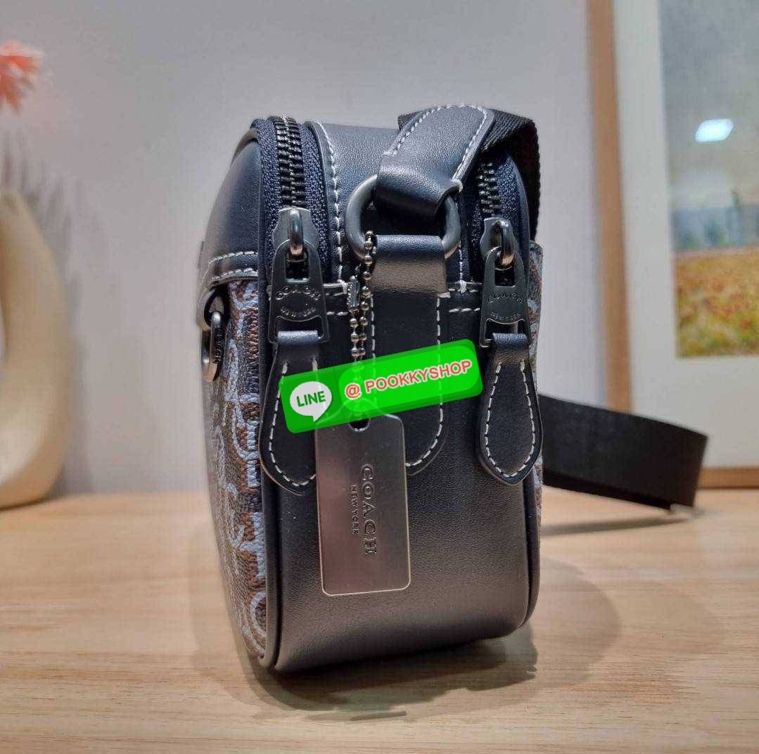 COACH CF484 GRAHAM CROSSBODY WITH COACH MONOGRAM PRINT 🔆 Details ใหม่ล่าสุด กับดีไซน์โฉมใหม่ ที่เปลี่ยนลุคไปเลย กระเป๋าครอสบอดี้ทรงยอดฮิตสุดคลาสสิค ใช้งานง่ายและสะดวก ด้านหลังมีช่องย่อย เปิด-ปิดด้วยซิปหลัก 2 ช่อง แบ่งสัดส่วน ภายในเป็นช่องโล่ง ใส่ข