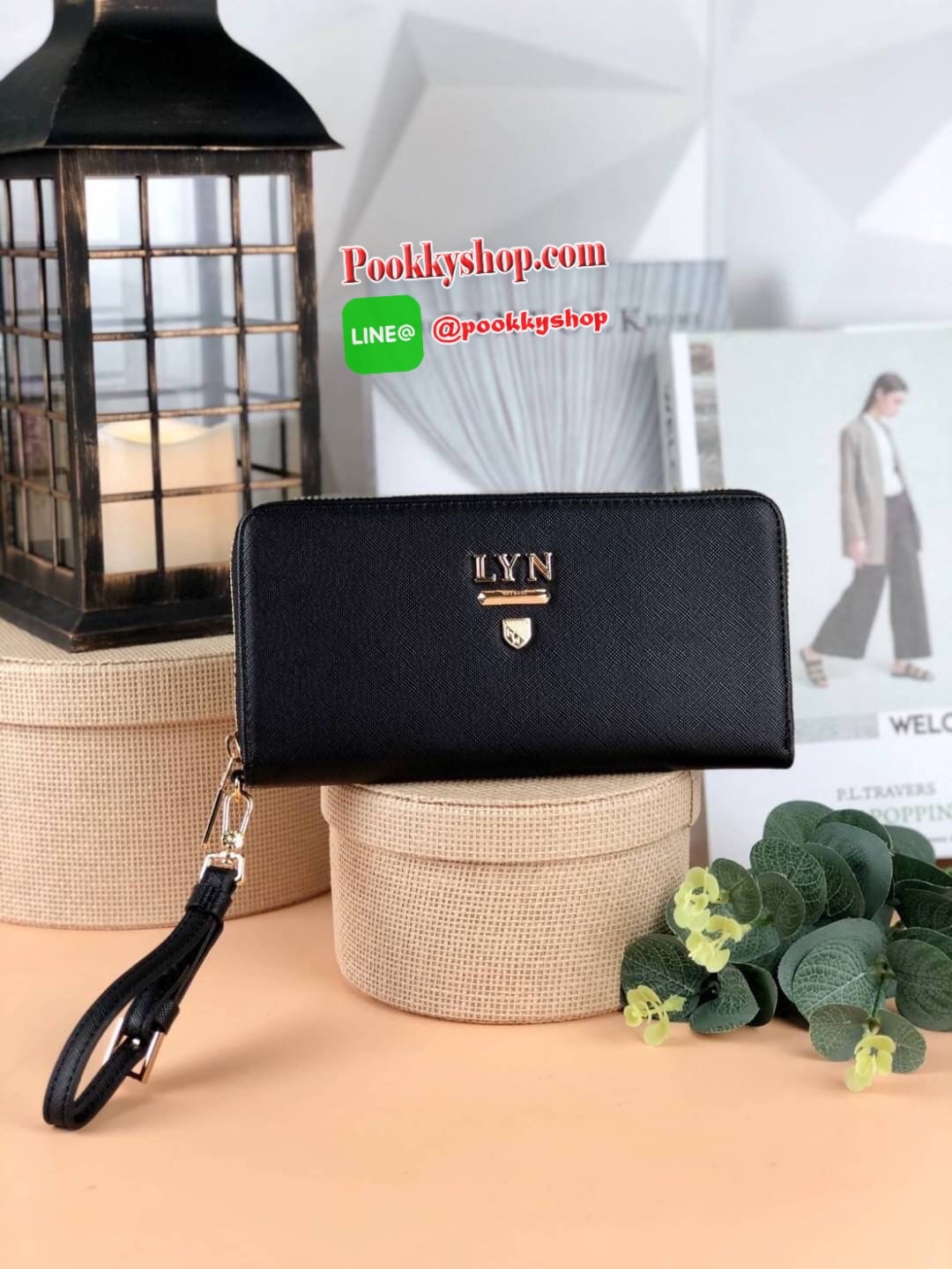 Lyn Rosette Long Wallet กระเป๋าเงินซิปรอบใบยาว วัสดุหนังลายsafiano ด้านหน้ามีโลโก้แบรนด์สีทองสวยหรู มาพร้อมสายคล้องมือสามารถถอดสายออกได้ เปิดปิดแบบซิป ด้านในมีช่องใส่การ์ด 12 ช่อง ช่องใส่รูป 1 ช่องและช่องซิปใส่เหรียญ สามารถใส่ธนบัตรได้ตามยาวเลยค่า ใบนี้สว