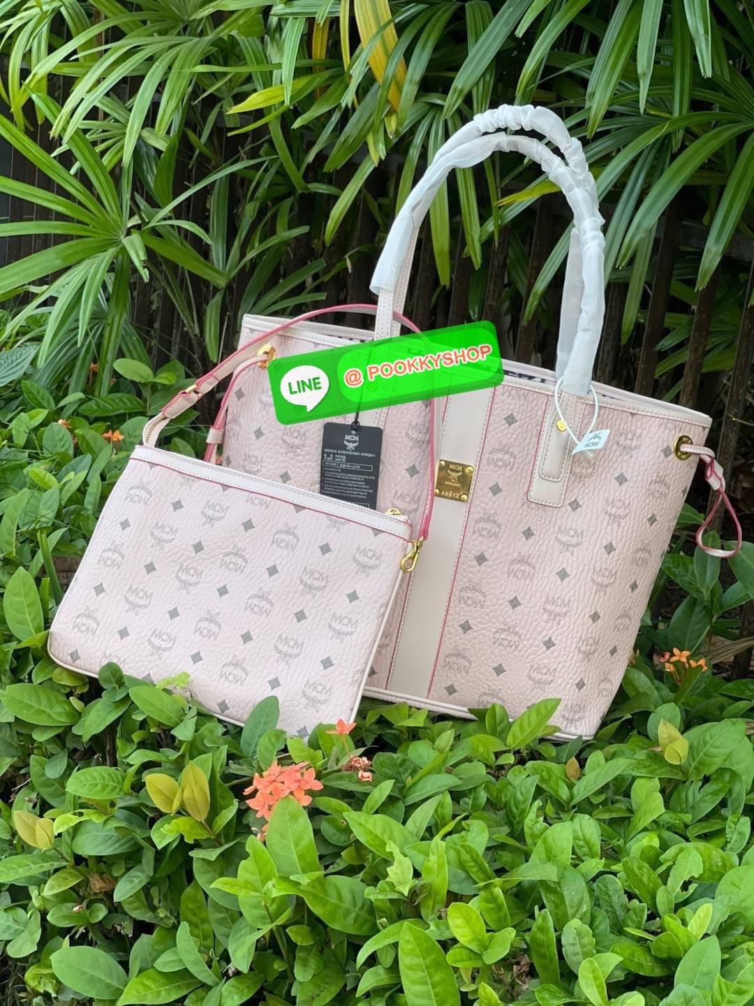 💕Mcm Liz Reversible Shopper in Visetos ขึ้นชื่อว่าเป็นกระเป๋าช็อปเปอร์ แน่นอนว่า จะต้องเหมาะสำหรับสาว ๆ ที่ชอบพกสัมภาระเยอะ ซึ่งรุ่นนี้ไม่ใช่แค่เพียงให้พื้นที่จุของกว้างขวางเท่านั้น แต่ยังออกแบบดีไซน์และรูปทรงให้มีความยืดหยุ่น มีหูรูดด้านข้างที่สา