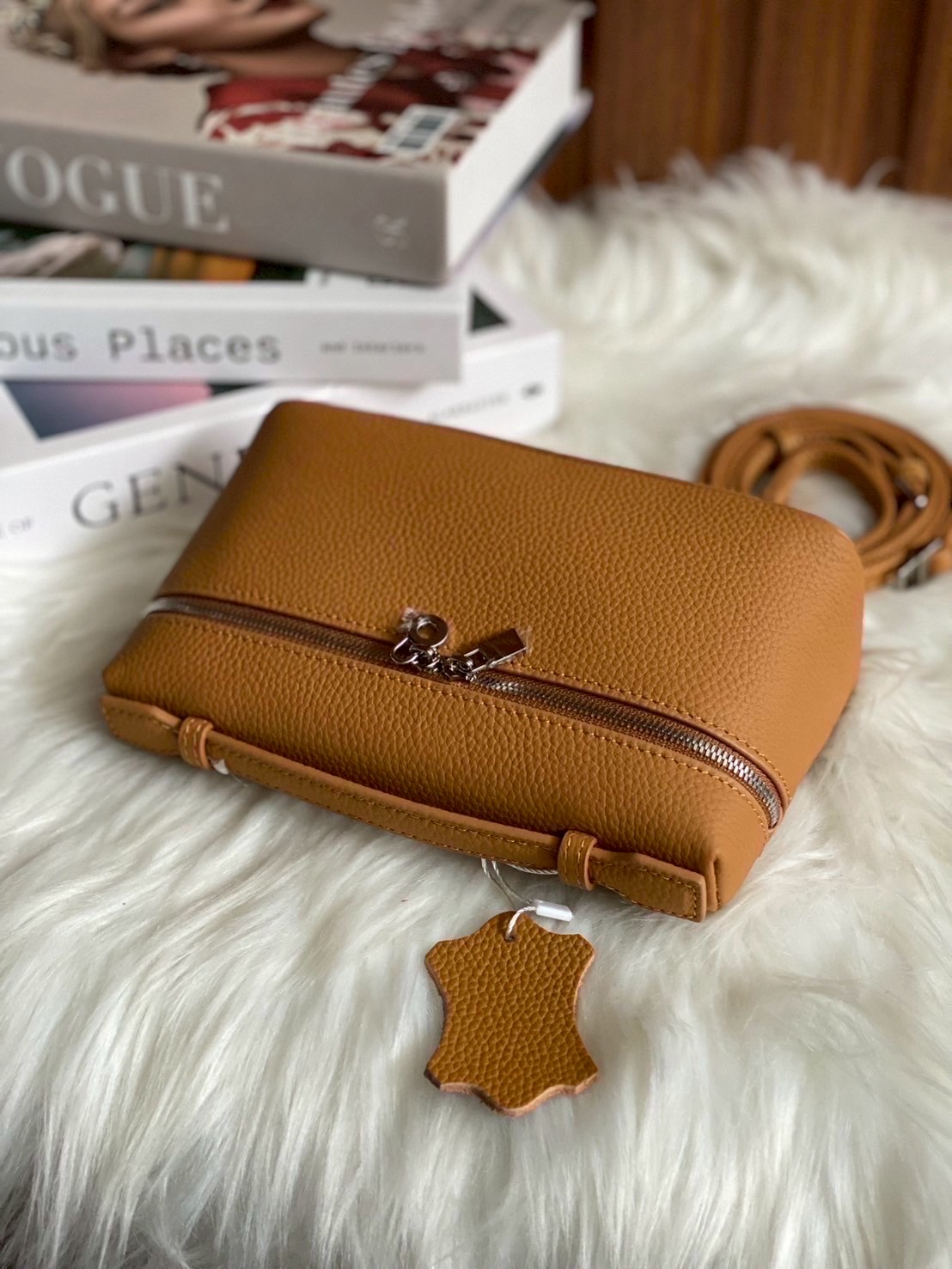 LP กระเเสเรียบหรูดูเเพงเเบบไม่ตะโกน ต้องยกให้รุ่นนี้เลยค่า งานตัดเย็บสวยมากกก เป็นหนังวัวเเท้ สัมผัสดีมากก จุของให้ครบ มือถือใส่ได้ทุกรุ่น มาพร้อมสายสะพายยาว