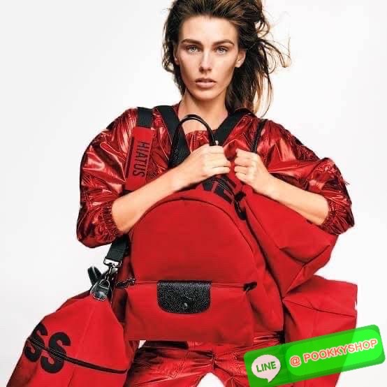 Longchamp by shayne oliver Backpack คอลเลคชั่นแบบลิมิเตทแบบเท่ๆ ที่ออกแบบโดย Shayne Oliver นักดีไซน์เนอร์ชื่อดังระดับโลก ด้วยรูปทรงกระเป๋าเป้ที่ออกแบบมาไม่เหมือนใคร สามารถจัดเป็นกระเป๋าใบใส่เสื้อผ้าได้อีกใบ ด้วยรูปทรงที่กว้างทำให้ใส่ของได้เยอะจุใจ กระเป๋า