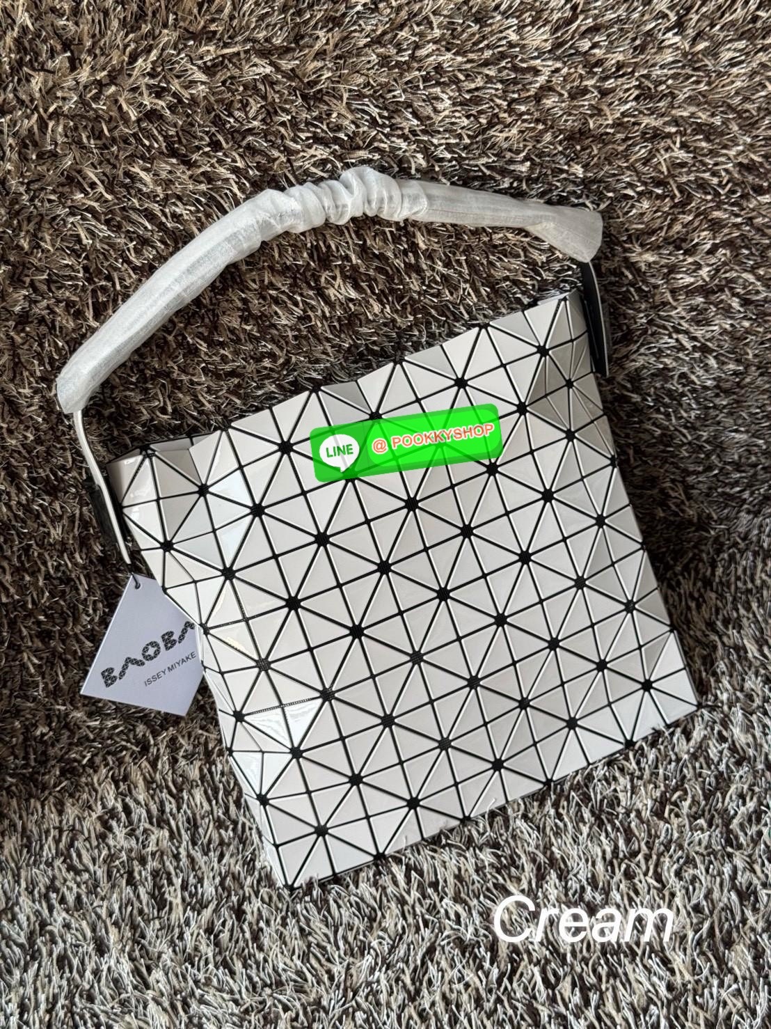 Baobao Issey Miyake Large Baguette เป็นกระเป๋าที่ดูมีมิติและสวยงามด้วยรูปทรงของมัน ซึ่งหูกระเป๋าจะมีความกว้างขึ้นไหล่ได้ได้แบบสบายๆ ใส่ของได้เยอะ ปากกระเป๋ามีช่องซิป ด้านในมีช่องใส่ของเพิ่ม สะดวกสบายพกพาไปได้ทุกที่ รูปทรงกนฃระเป๋าทำให้ดูเรียบง่ายยิ่งขึ้น