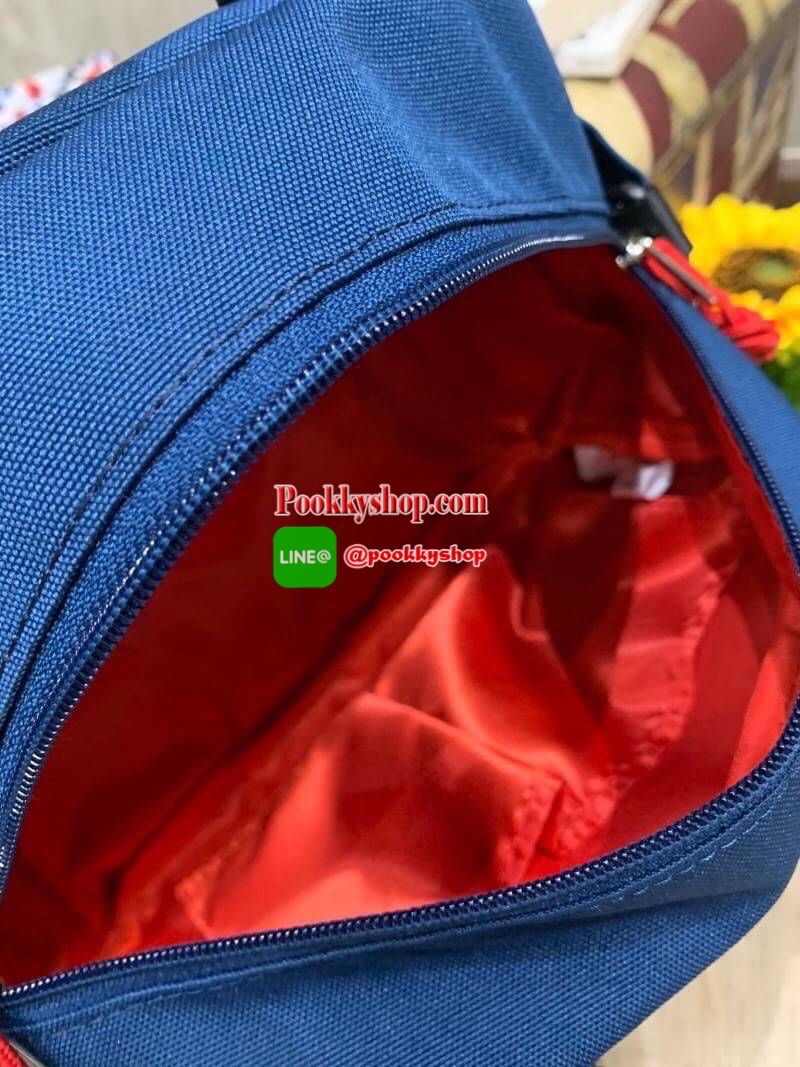 ANELLO กระเป๋าสะพายข้าง SHOULDER MINI DISNEY X ANELLO รุ่นDT-G009 กระเป๋าสะพายข้างรุ่นใหม่จากDisney x anello ซีรีย์ Let's travel with Mickey ซีซั่น 2 คอลเลคชั่นใหม่ที่มีการนำทั้ง 5 ประเทศ เอาสถานที่มาวางบนตัวกระเป๋าและมีตัวการ์ตูนสุดคลาสสิคอย่าง Mick