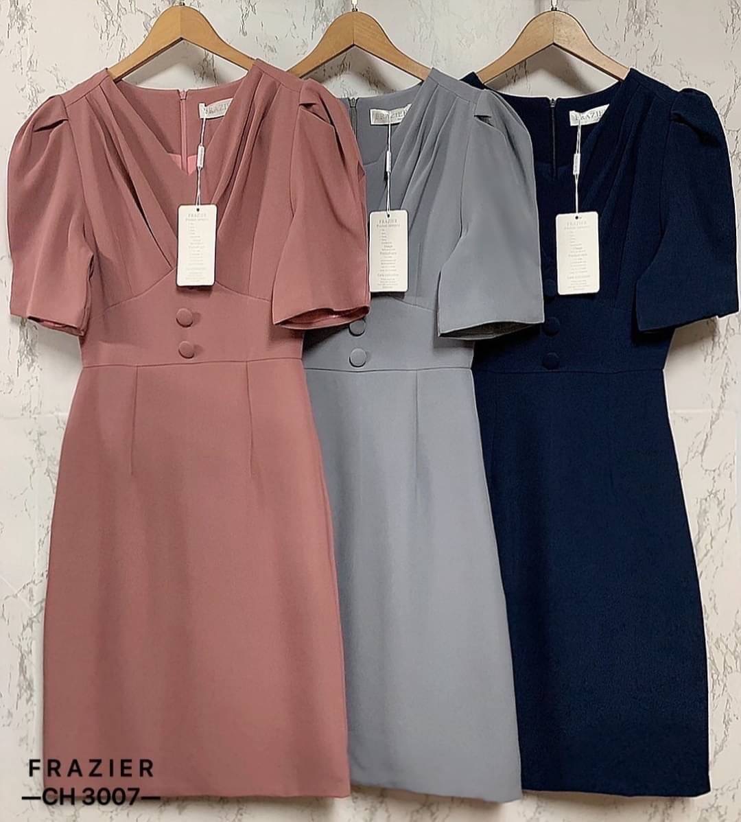 Dress คอวีจีบอก ทรงต่อเอวแต่งกระดุมเก๋ๆ ตัวนี้ทรงดีแพทเทรินสวย ทรงเป๊ะมากค่ะ ผ้าเนื้อดีการันตีผ้านิ่มใส่สบาย งานซับในทั้งตัวค่า