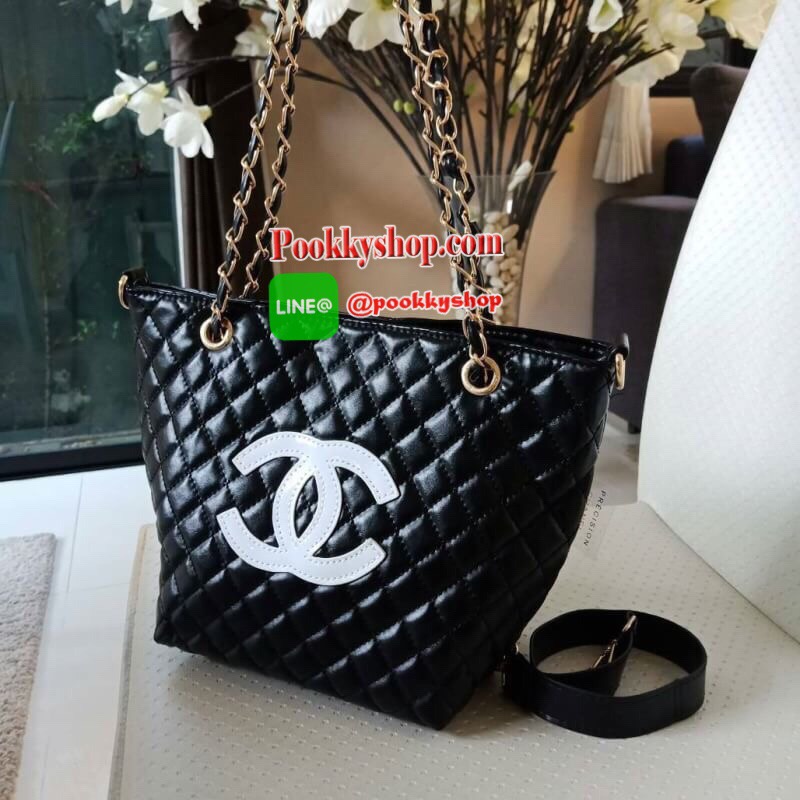 Must Have! Chanel Tote & Shopping Bag กระเป๋าสะพายทรง Shopping Bag พรีเมี่ยมกิ้ฟ Limited Edition ของแท้ 100% นำเข้าจาก Chanel Perfume Counter ใบใหญ่วัสดุหนัง PU ประดับโลโก้ CC สุดคลาสสิค ซับใน Polyester 100% เปิดปิดด้วยกระดุมแม่เหล็ก จุสุดๆ สามารถใส่เอกสา