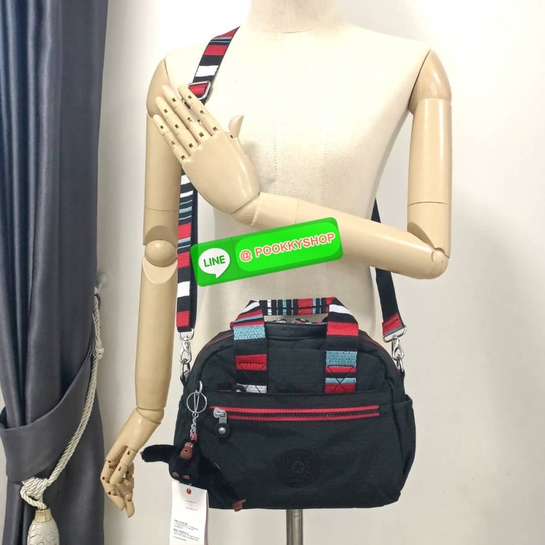 Kipling Dome K1006 Handbag กระเป๋าถือหรือสะพาย วัสดุ Polyester 100% รุ่นใหม่ มีให้เลือกทั้งแบบเรียบ และ ลายน่ารัก มีช่องแยกด้านหน้า 2 ช่อง ช่องหลักโล่งกว้าง พร้อมช่อง pocket แยก 2 ช่อง ใช้งานได้ครบครัน สามารถสตางค์ใบยาวได้ ขนาดกำลังดี จะใช้ทำงาน ไปเรียน ห