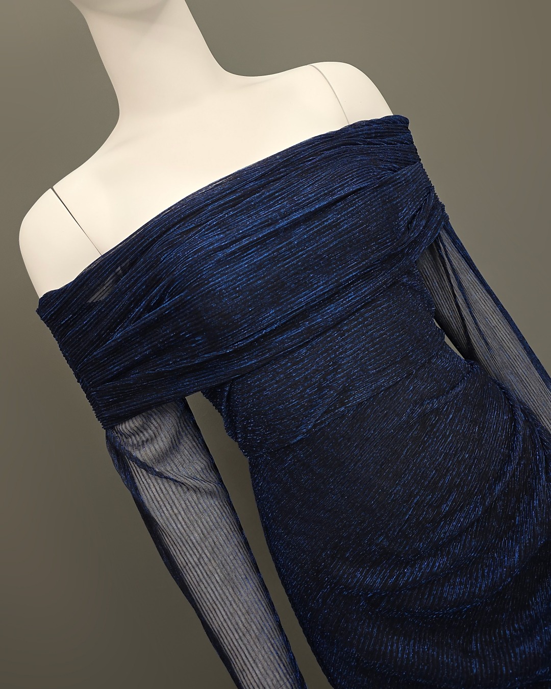 แม็กซี่เดรสเสื้อแขนยาวเปิดไหล่ กระโปรงยาว