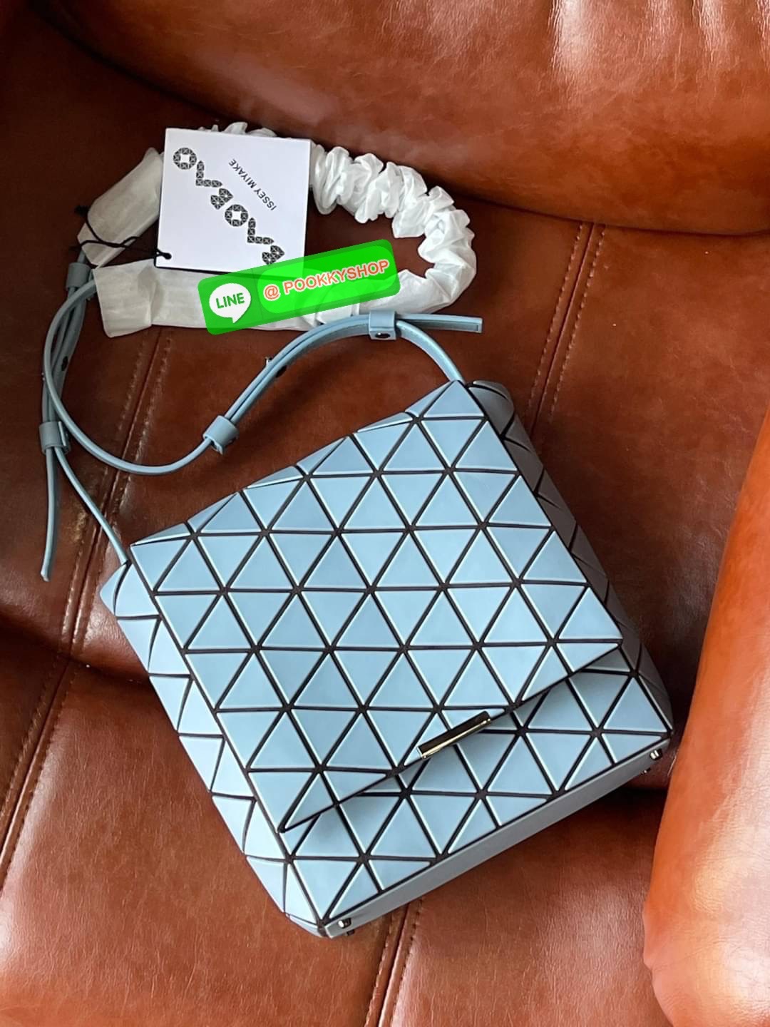 💕Baobao Issey Miyake Off-White Flap Messenger Bag(Large) สำหรับใครที่ต้องการใช้งานแบบเน้นการเคลื่อนไหวที่คล่องตัว แนะนำรุ่นนี้เลยคะ มาพร้อมแผ่นรูปทรงสามเหลี่ยมอันโดดเด่นแฝงไปด้วยความทันสมัยบ่งบอกถึงความเป็นเอกลักษณ์ของแบรนด์ได้เป็นอย่างดี ซึ่งสายส