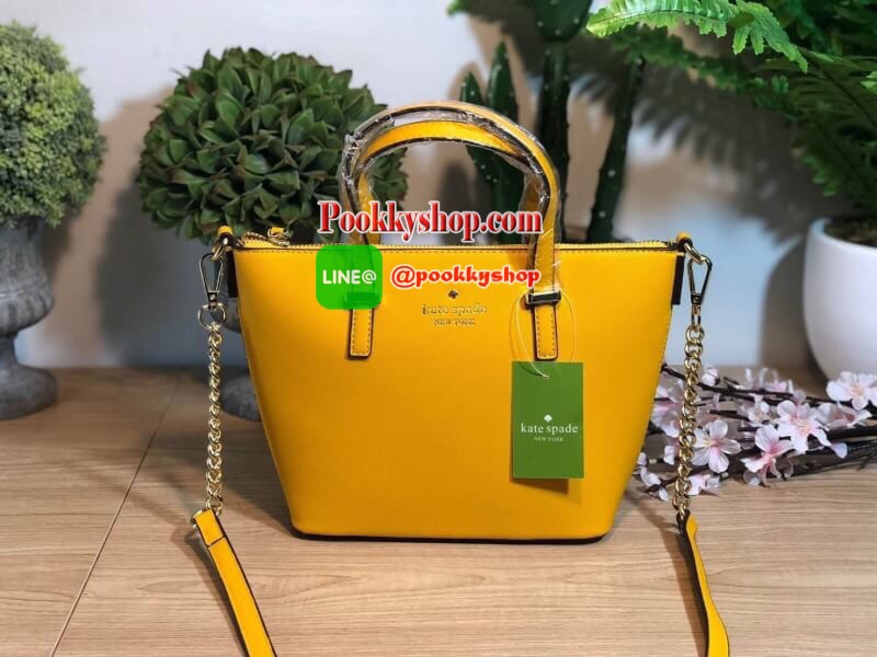 Kate Spade Cedar Street Mini Harmony Crossbody Small Handbag กระเป๋าสะพายใบเล็กสุดน่ารัก วัสดุหนัง Saffiano สวยหรูอยู่ทรงสไตล์ น่ารักไม่ซ้ำใคร ด้านหน้าประดับโลโก้สีทองสวย ภายในมีช่องซิปและช่องเล็ก สามารถใส่ ipad mini กระเป๋าสตางค์ใบยาวของใช้ได้จุกจิกได้เย