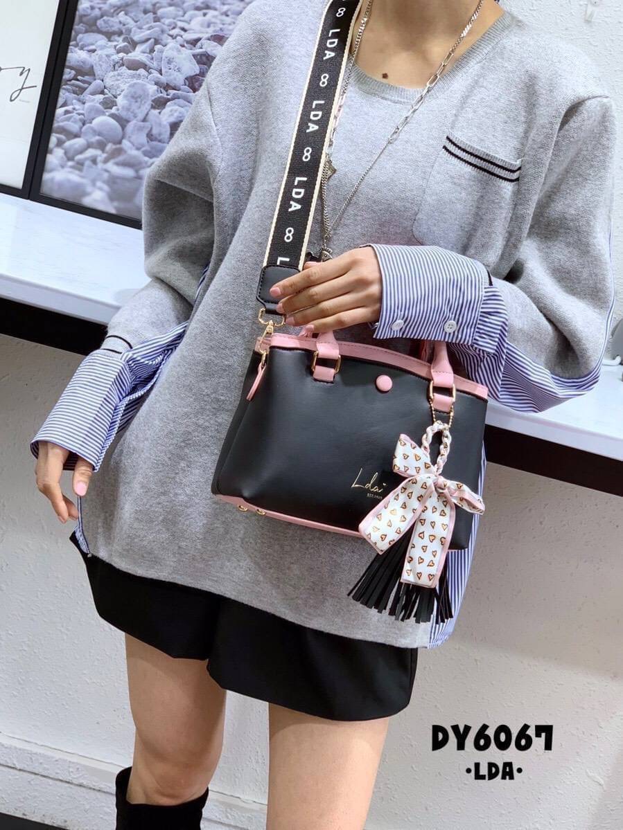 LDA BAG รุ่นใหม่ ทรูโทน งานสวยมาก!! แบรนด์แท้ 💯 หนังสวย สไตล์เรียบหรูดูดี ด้านหน้าปั้มแบรนด์ LDA ภายในกว้าง มี3 ช่องใช้งาน ใบใหญ่จุของได้เยอะมาก ดีไซส์ทรงสวยเก๋ มี 2 สาย สายสปอร์ต/สายหนัง ถือได้/สะพายได้ สายหนังปรับระดับได้ แบบสวย ทรงคลาสสิค สีสวย