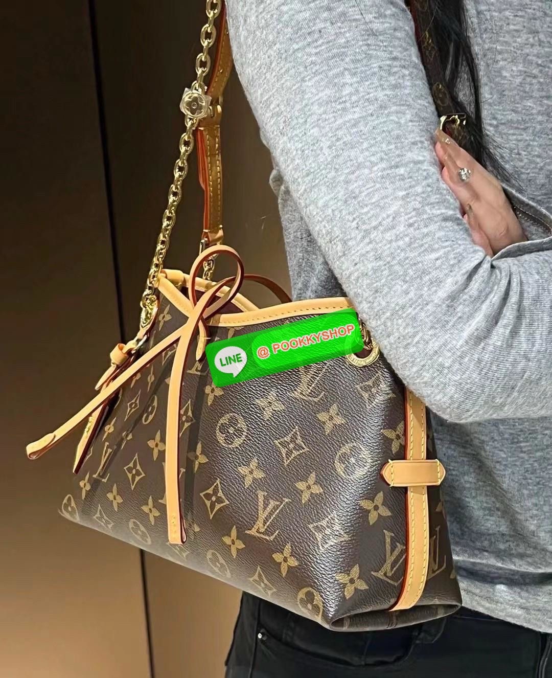 หมดรอบนี้ไม่เข้าแล้วน๊าาราคาดีงาม! LOUIS VUITTON CARRYALL BB BAG((VIP gift ตปท.)) 🔖พร้อมส่ง! ใบกลางกำลังดี พกพาได้ทุกๆวัน ไม่ใหญ่เกินตัวไปค่ะ หนังแท้ หนังนิ่มสวย น้ำหนักเบา! 🔖สายสะพายรุ่นใหม่นี้แบบอะไหล่ทองลายโซ่สวยมากๆ ต่อสายแบบหนังค่ะ