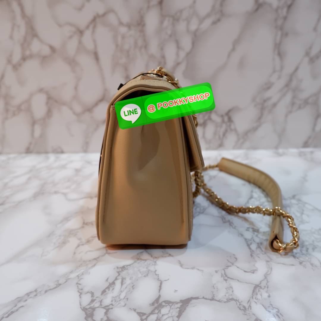 LYN กระเป๋าสะพายข้างรุ่นใหม่ อะไหล่สีทอง หนังนิ่ม ปักลายตาราง ด้านหน้าแต่งด้วยโลโก้แบรนด์ สายกระเป๋าเป็นโซ่สลับหนัง น้ำหนักเบา ด้านในสามารถใส่กระเป๋าตัง โทรศัพท์มือถือ เพาเวอร์แบงค์ มีช่องใส่ของขนาดเล็ก