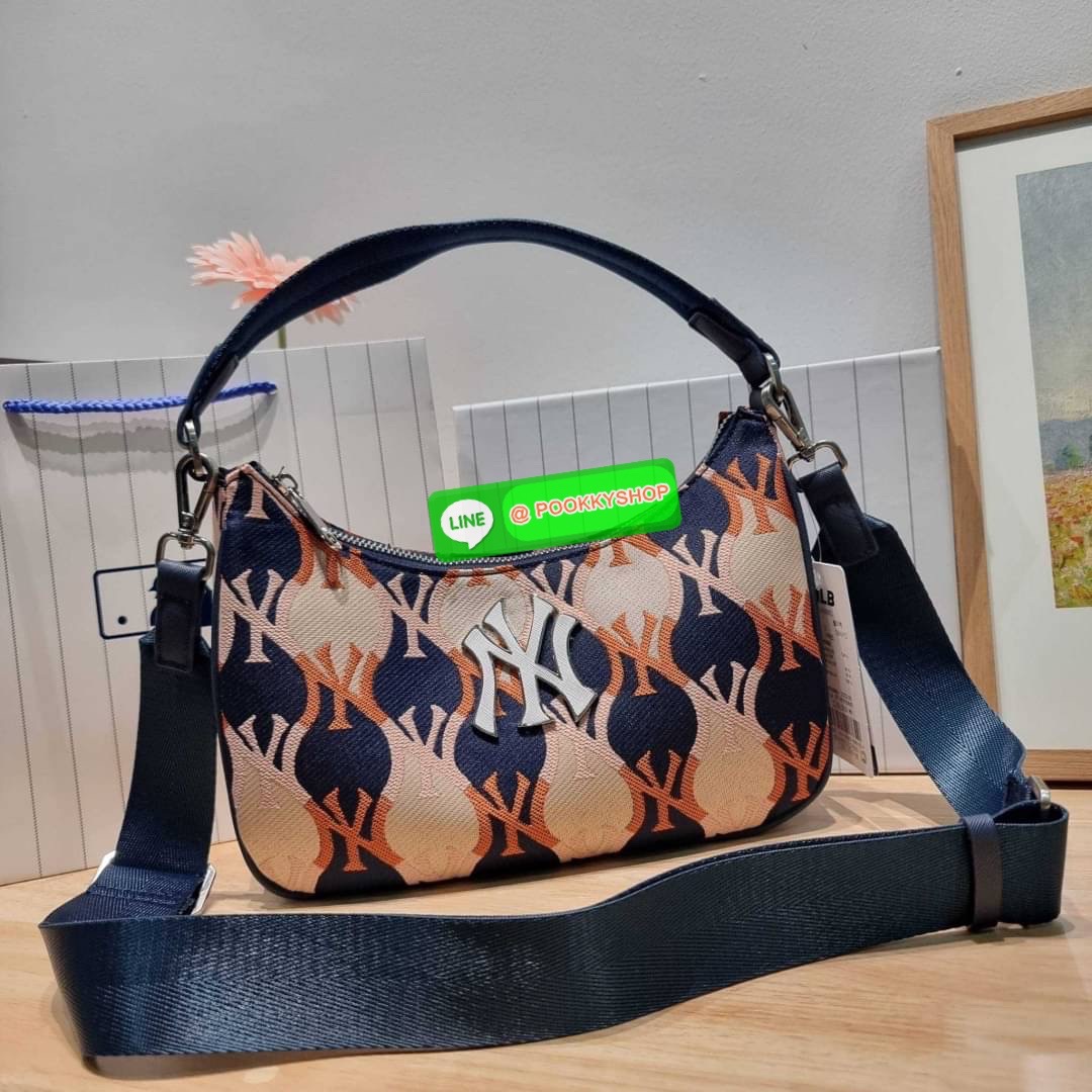 MLB MONOGRAM HOBO BAG สวยไม่ซ้ำ ใหม่ก่อนใคร กับแบรนด์จากเกาหลีเกาใจ น้องใหม่มาแรง!! กับกระเป๋าทรงพอช ที่ใช้งานได้ง่ายมากๆ ขนาดกำลังดี ดีไซน์ลวดลายโมโนแกรมเอกลักษณ์ ลงบนผ้า jacquard ได้อย่างลงตัวและสวยงาม มาพร้อมสายคล้องในตัว และสายครอสแบบสปอร์ต ทนทาน จึงส