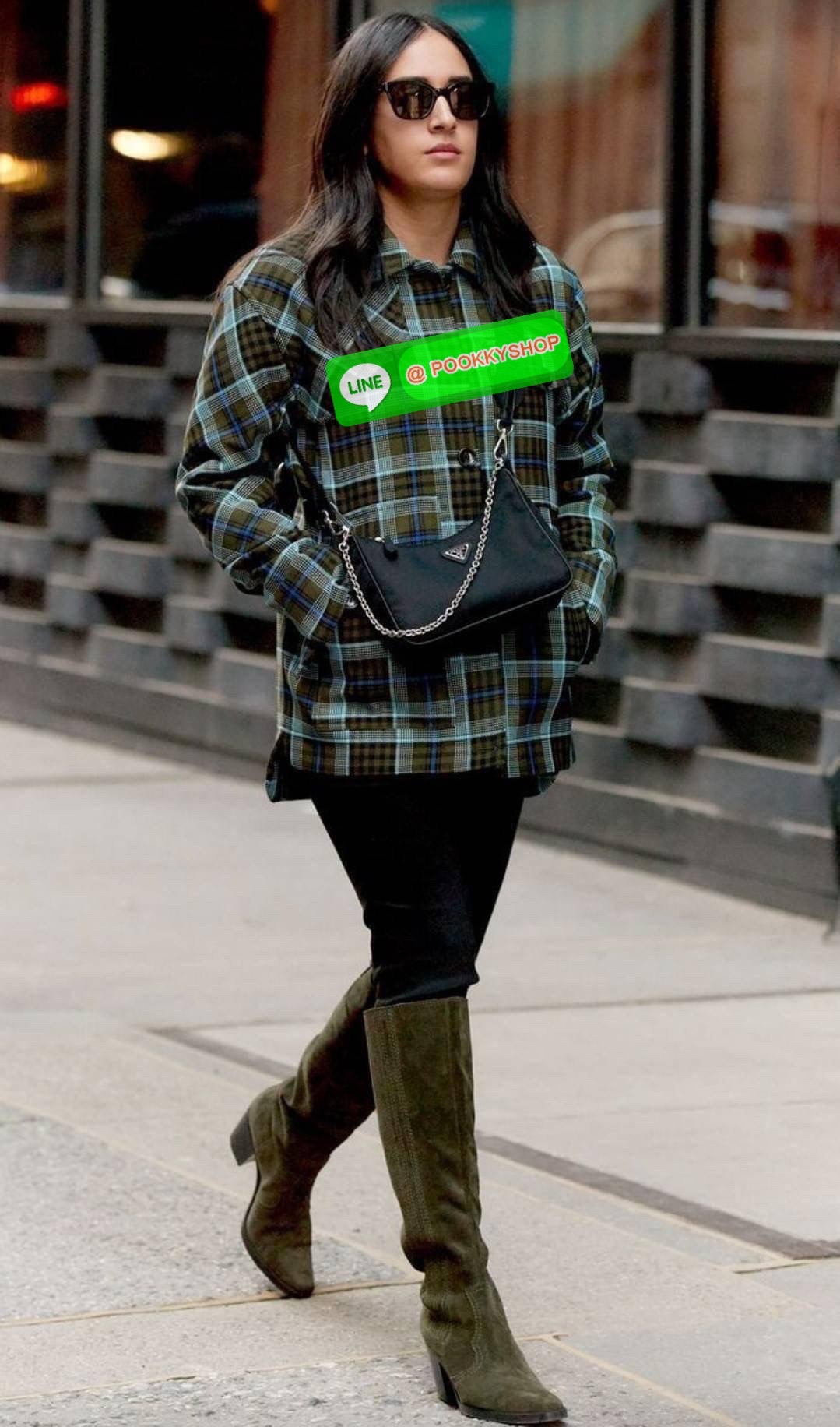 PRADA RE-EDITION 2005 RE-NYLON SHOULDER BAG ไอเท็มสุดปัง ที่ฮิตตลอดกาลไม่ว่าจะปีไหนๆ จัดให้ครบทั้งสีขายดีและสีใหม่ล่าสุด ที่สายคุณหนูห้ามพลาด!! กับกระเป๋าสะพายทรงคลาสสิค เหมาะเป็น everyday bag มากๆ วัสดุผ้าไนล่อนคุณภาพ พร้อมใบลูก ไว้ใส่เหรียญ ใส่กุญแจได้ส