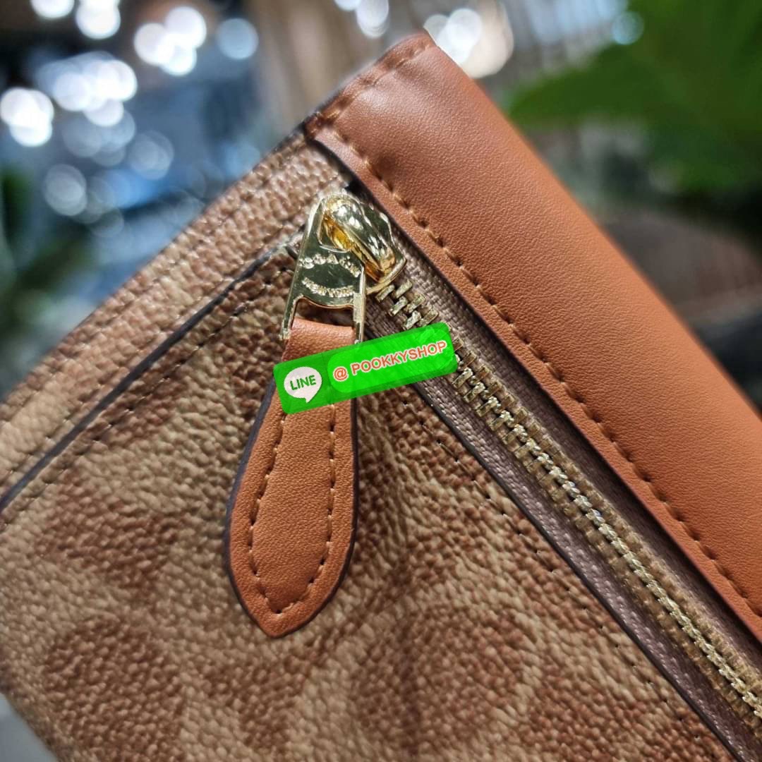 COACH 31547 SOFT WALLET IN COLORBLOCK SIGNATURE CANVAS คัมแบคแล้วน้า กับไอเท็มหายาก กระเป๋าสตางค์ใบยาวแบบพับ ขนาดกำลังสวย ดีไซน์คลาสสิคเอกลักษณ์ วัสดุหนังแคนวาสเคลือบลาย เปิด-ปิดด้วยกระดุม ภายในใส่บัตรได้เยอะ ใส่ธนบัตรได้สบายๆ ใบจริงสวยปังทุกสี ใครมองหากร