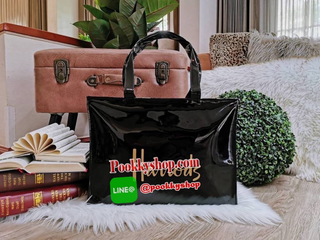 Restock พร้อมส่งแล้วค่ะ! Harrods London Top-handle Shopping Bag Large กระเป๋า Shopping Bag (Size L) แบรนด์ดังจากอังกฤษไอเท็มยอดนิยม PVC+Polyester 100% ของแท้ใบใหญ่ เนื้อหนาอยู่ทรง กันน้ำ แข็งแรง น้ำหนักเบา เปิดปิดด้วยซิปสะดวกใช้หัวซิปปั้มโลโก้แบรนด์อะไหล่