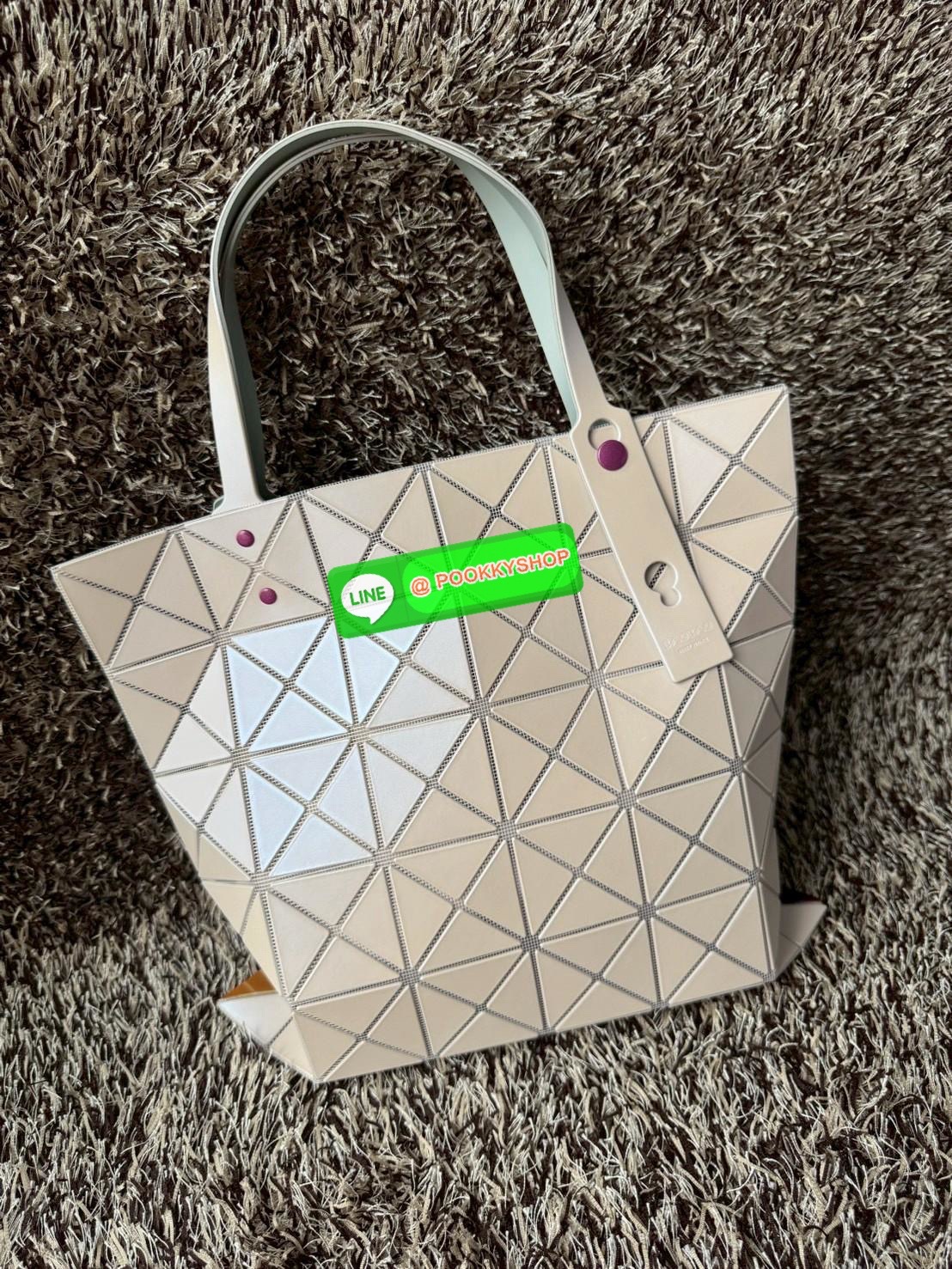 Baobao Issey Miyake x Labubu tote bag อีกหนึ่งซีรีย์สุดลิมิเตทที่น่าสะสม กำลังเป็นกระแสสำหรับ Labubu อาร์ตทอยชื่อดังที่ทุกคนรู้จัก คอลเลคชั่นนี้สื่อถึงความรู้สึกอารมณ์ผ่านตัวละครออกมาได้ดีเลยทีเดียว เป็นกระเป๋า ที่เหมาะกับการใช้งานในชีวิตประจำวัน ด้วยขนาด