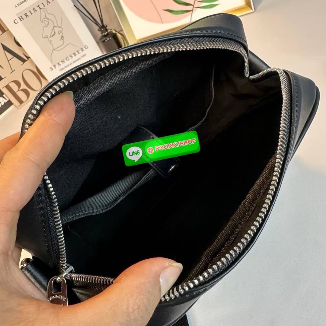 กระเป๋า Coach CHARCOAL/BLACK (COACH F54788) กระเป๋าสะพายซิกเนเจอร์เคลือบ PVC พร้อมขอบหนังปิดด้วยซิป ซับในผ้าด้านนอก: กระเป๋าแบบเปิดด้านหน้าหนึ่งช่องและกระเป๋าแบบเปิดด้านหลังหนึ่งช่อง ด้านในมีซิปและกระเป๋าเอนกประสงค์ สายปรับได้สำหรับสะพายไหล่หรือสะพายข้าง