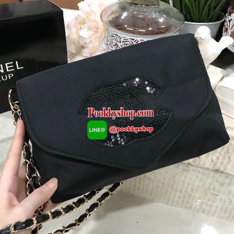 ห้ามพลาดรุ่นใหม่ล่าสุด! Chanel Envelope Cosmetic Bag With Chain VIP Gift With Purchase (GWP) พรีเมี่ยมเเท้จาก Chanel Cosmetic Counter ดีไซน์รูปซองจดหมายวัสดุ Nylon&Polyester 100% อยู่ทรงสวยด้านหน้าประดับโลโก้แบรนด์วิ้งๆสวยหรูดูดี เปิดปิดด้วยฝาปิดพร้อมซิปแ