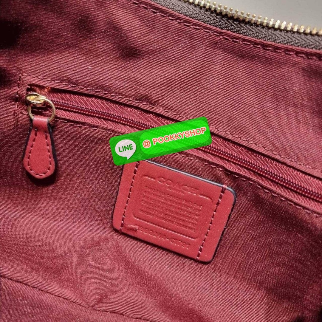 COACH CI791 MARA HOBO IN SIGNATURE CANVAS 🔆 Details รุ่นใหม่ พร้อมสีใหม่ก่อนใคร กับกระเป๋าสะพายทรงโฮโบ ใบใหญ่จุใจ ดีไซน์ออกมาให้รูปทรงดูหรู สุดพิเศษที่มีสายสะพายมาให้ถึง 2 แบบ เป็นสายสั้นสำหรับสะพายไหล่ และสายยาวสำหรับสะพายข้าง สามารถสลับใช้ได้ตาม