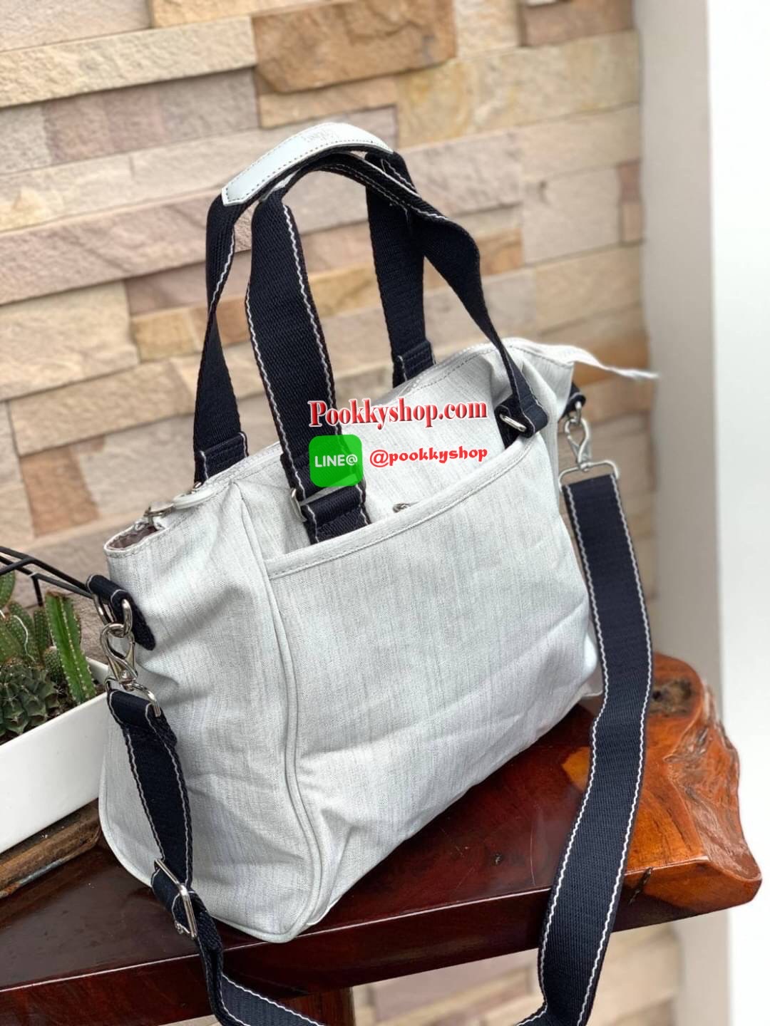 Kipling women’s amiel handbag (k15371) กระเป๋าถือหรือสะพายข้างได้ วัสดุpolyamide100%เปิดปิดกระเป๋าแบบซิปเดียว ภายในมีฐานกว้าง มีช่องซิป ช่องเล็กแยกเป็นสัดส่วนพร้อมสายห้อยกุญแจ ด้านหลังกระเป๋ามีช่องซิปยาวหนึ่งช่องใช้งานได้จริง มาพร้อมสายสะพายถอดออกได้ ปรับ