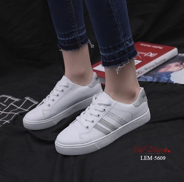 สินค้าพร้อมส่ง รองเท้าผ้าใบนำเข้า วัสดุผ้าหนัง PU ดีไซน์ด้านข้างตาดแถบเส้นกริตเตอร์ เล่นแสงเล็กน้อย แมทง่ายกับทุกชุดค่ะ