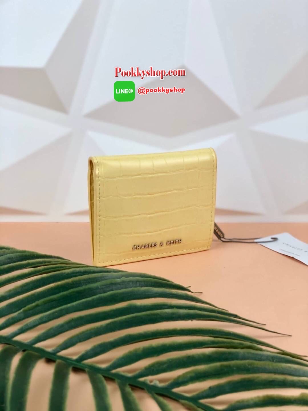 CHARLES & KEITH CROC-EFFECT SMALL WALLET กระเป๋าเงินใบสั้น วัสดุหนังพิมพ์ลายจรเข้ (สีมัลติหนังเรียบ) ด้านหลังมีช่องซิปใส่เหรียญ รุ่นนี้เปิดปิดแบบกระดุม ด้านในมีช่องใส่บัตรได้ 6 ใบ และช่องใส่ธนบัตรได้ตามยาว ไม่ต้องพับแบงค์เลยค่า น่ารัก ใบประทัดรัด ห้ามพลาด