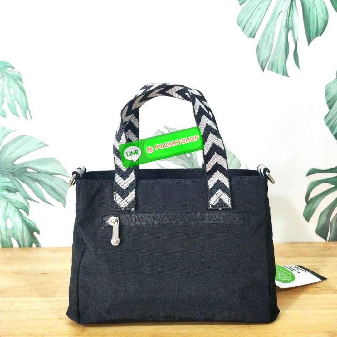 Kipling Kanaan กระเป๋าถือหรือสะพาย ขนาดเล็ก กะทัดรัด ดีไซน์เรียบ หรู วัสดุ ด้านนอก Nylon+ ซับใน Recycled Polyester มีช่องแยกใช้งานหลายช่อง ประกอบด้วย -ช่องซิแด้านหน้า 1 ช่อง -ช่องใช้งานหลักด้านใน 1 ช่อง พร้อมช่องแยกจัดเก็บ และ ช่องซิปย่อย -ด้้านหลังมีช่อง