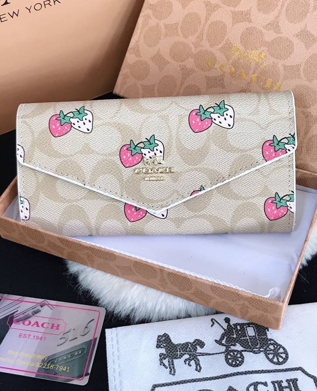 กระเป๋าสตางค์ coachสองพับ ใบยาว งานเกรดพรีเมี่ยม ปั้มทุกจุด ลายฮิตของCoach ด้านใน 2 ช่องใส่เเบงค์ ใส่บัตร 1 ซิปตรงกลาง ภายในมี 2 ช่อง มีช่องซิปตรงกลาง ปิดเปิดแบบกระดุม งานสวย