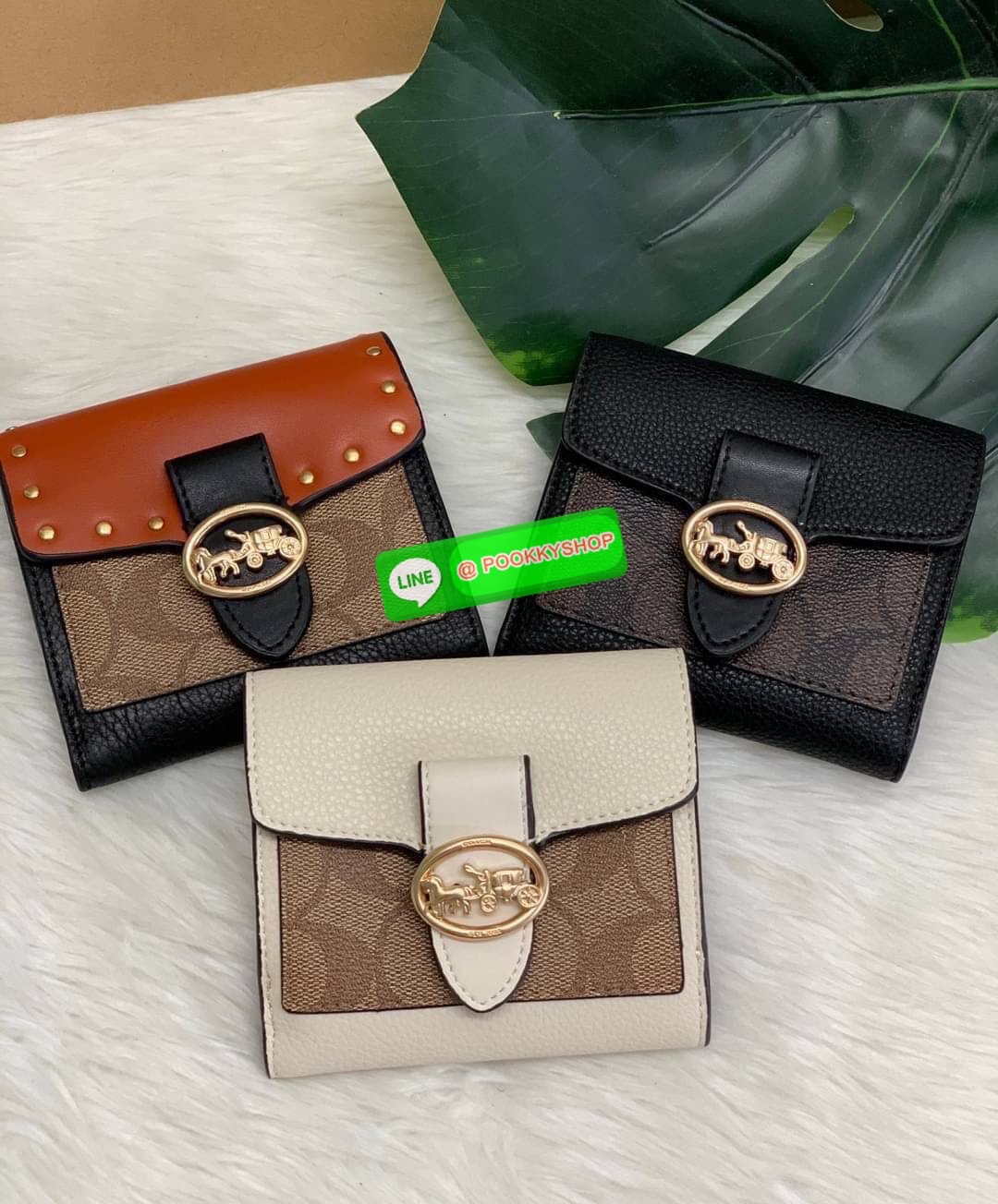 COACHGEORGIE SMALL WALLET IN SIGNATURE ((6791//7250) พร้อมส่ง!! กระเป๋าเงินใบสั้น หนังแท้ชั้นดีค่ะ! 🌈ด้านหน้าสวยหรูด้วยอะไหล่โลโก้แบรนด์ พร้อมเป็นช่องกระดุมสำหรับใส่เหรียญและช่องเสียบบัตรหนึ่งช่องนะคะ