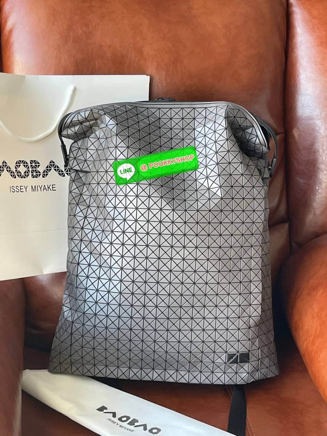 BAO BAO ISSEY MIYAKE LARGE BACKPACK ผู้ที่มักใช้งานกระเป๋าเป้ในชีวิตประจำวัน ส่วนมากจะอยู่ในวัยนักเรียน-นักศึกษาหรือวัยทำงาน ซึ่งรุ่นนี้ตอบโจทย์การใช้งานได้เป็นอย่างดี เป็นเป้ที่มีช่องสำหรับใส่สัมภาระประมาณหนึ่ง เพื่อให้สามารถจัดเก็บสิ่งของได้อย่างเป็นระเ