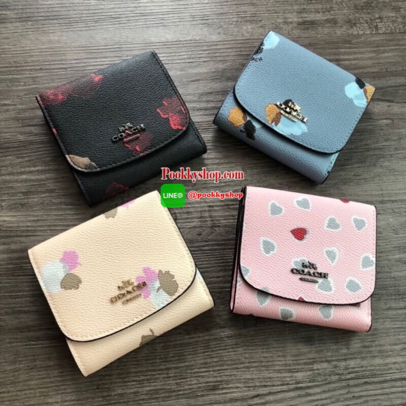 COACH Small Wallet in Floral Print Coated Canvas กระเป๋าสตางค์ใบสั้น สามารถใช่งานได้ทั้งด้านหน้าและด้านหลัง ด้านหน้าเปิด - ปิดด้วยกระดุม ภายในมีช่องใส่บัตรและธนบัตร ด้านหลังเปิด - ปิดด้วยกระดุม มีช่องสำหรับใส่เหรียญ