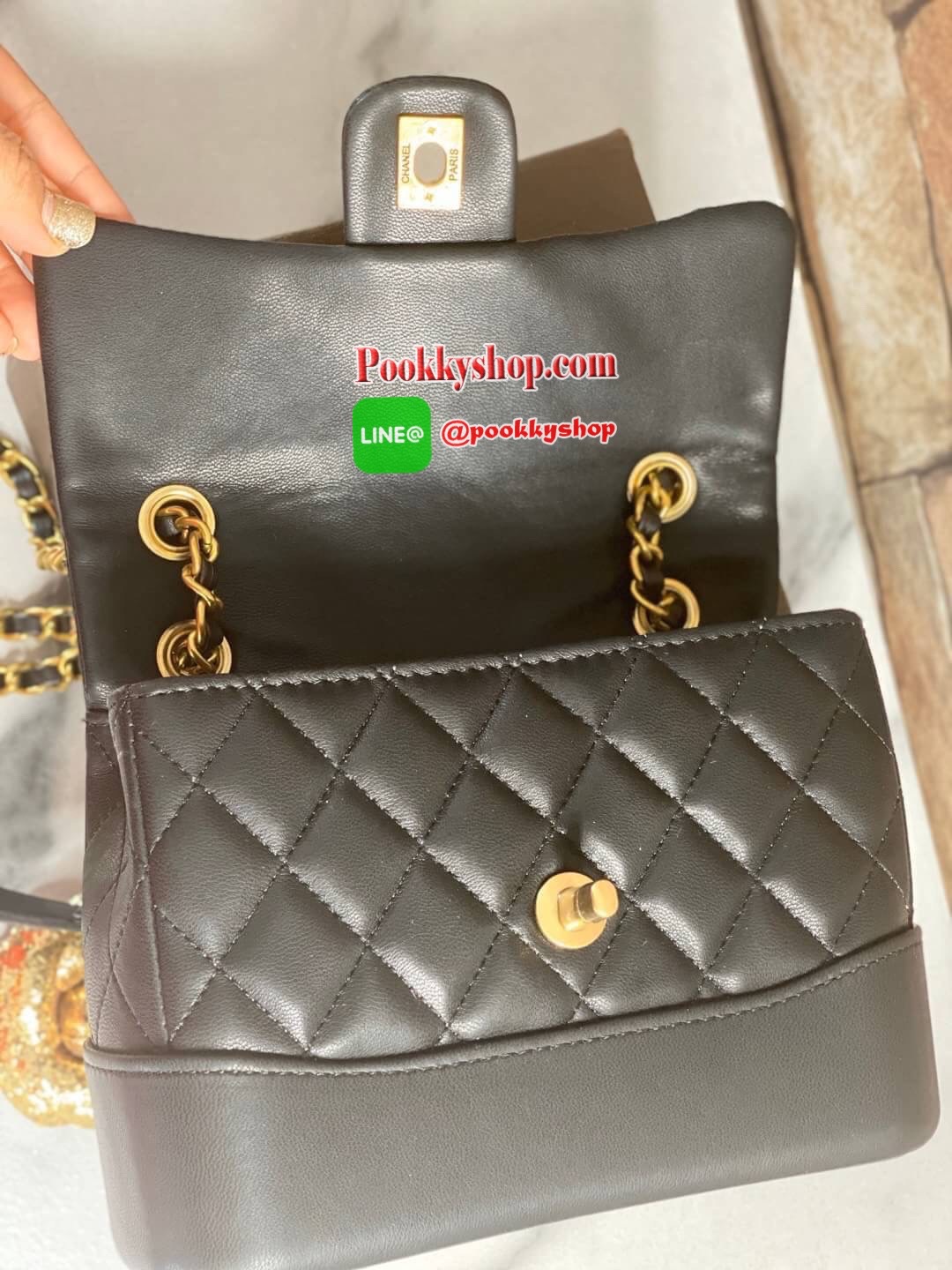 VIP CHANEL RING BAG กระเป๋าถือ / สะพายข้าง วัสดุหนังแกะลายตาราง ด้านหลังมีช่องใส่ของ เปิดปิดด้วยตัวล็อค ใส่ของได้พอสมควรค่ะ เช่น iPhone plus /กระเป๋าเงินใบสั้น-กลาง และของจุกจิกอื่นๆ สายสะพายเก็บด้านในได้ สะพายได้ 2 แบบ สวยเรียบเก๋ ต้องยกให้ใบนี้เลยค่ะ