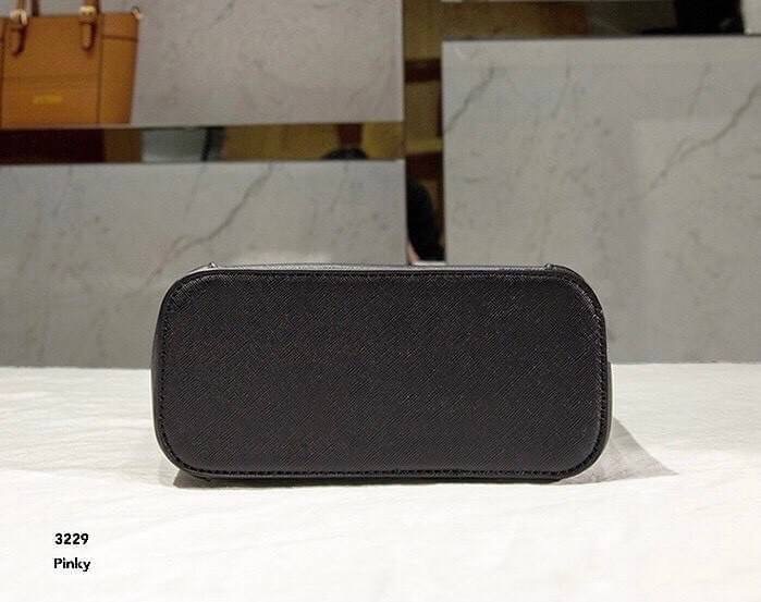 พร้อมส่ง กระเป๋าสะพายแบรนด์ GUESS 329งานนำเข้า สวยมาก หนังดี หนังมัน ดูใหม่ตลอดกาล ขนาดน่ารัก สายสะพายถอดได้ ปรับได้ จะสะพาย หรือคล้องแขนก็ดูมีสไตล์