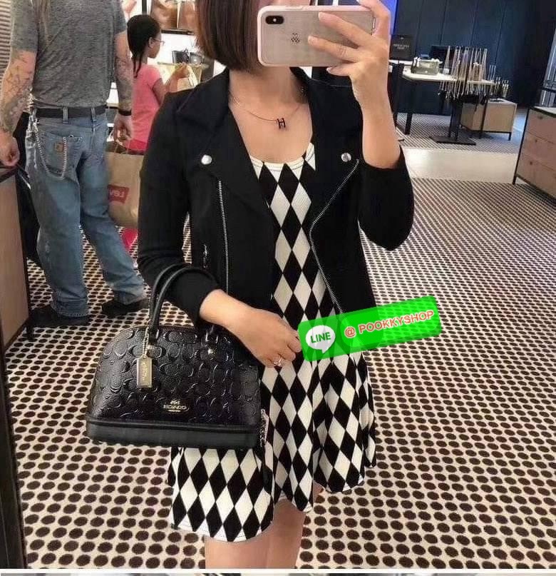 Coach MINI SIERRA SATCHEL IN SIGNATURE DEBOSSED PATENT LEATHER (COACH F55450) หนังกรวดและหนังสิทธิบัตร ด้านในมีซิปและกระเป๋าเอนกประสงค์ ปิดด้วยซิป ซับในด้วยผ้า หูหิ้วพร้อมสายสะพายยาว 3 1/2" สายสะพายถอดได้ขนาด 21 1/2" สำหรับสะพายไหล่หรือสะพายครอส