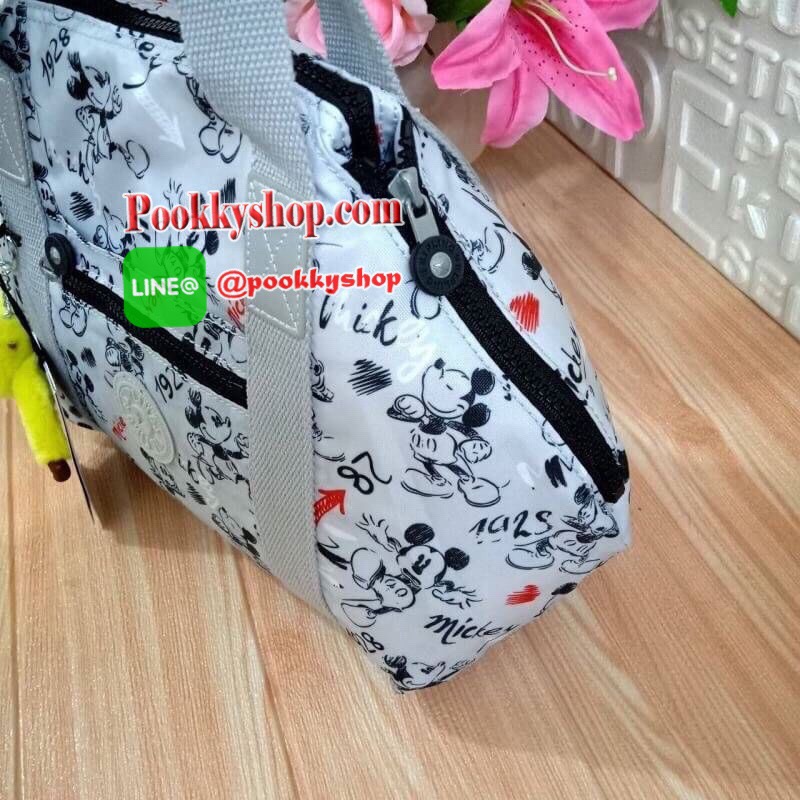 Disney's® 90 Years of Mickey Mouse Handbag 👍 รุ่น ART size M 👍กระเป๋าผ้าคิปลิงสะพายไหล่ได้ ครอสบอดี้ได้ มีสายยาวให้ 👍สามารถปรับสไตล์กระเป๋าได้2รูปแบบ เป็นtote หรือเก็บหูกระเป๋าก็ได้ 👍ช่องใหญ่ใส่ของได้จุ เปิดปิดด้วยซิป