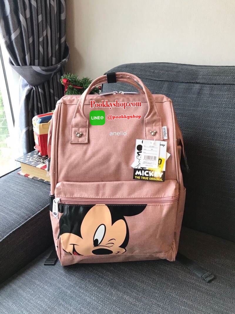 ANELLO MICKEY LIMITED EDITION DT-G001รุ่น Classic เป็นการทำงานร่วมกันระหว่าง Anello กับDisneyอีกครั้ง ภายใต้ตัวการ์ตูนมิกกี้ คอลเลคชั่นพิเศษ กระเป๋าเป้สะพายหลัง วัสดุ polyester ที่มีความหนาแน่นสูงที่เป็นที่นิยม พิมพ์โลโก้Anelloสีขาวบนด้านบนหน้ากระเป๋า ให้
